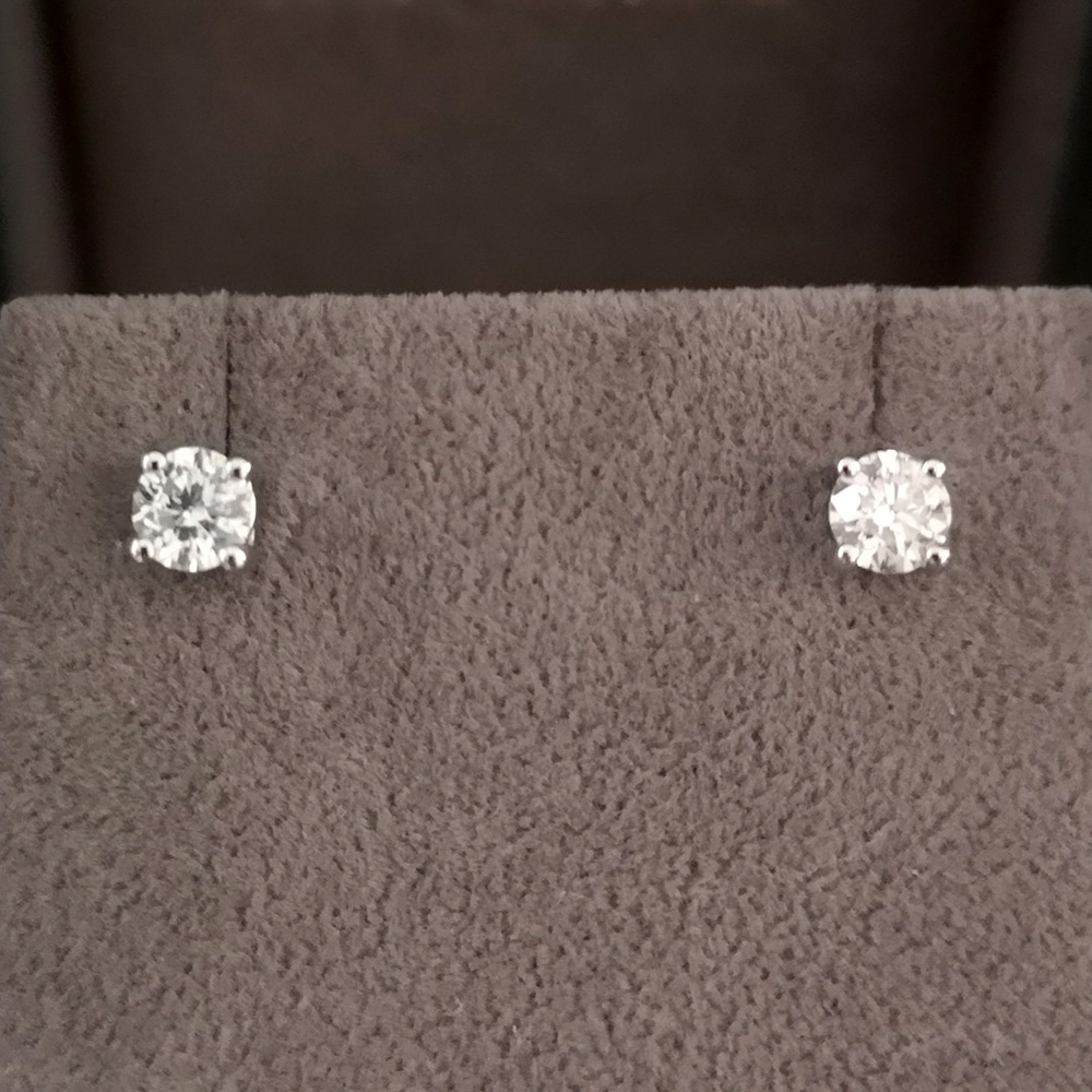 0.60 Carat Round Brilliant Cut Diamond Stud Earrings (Platinum)