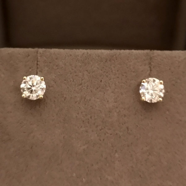 0.92 Carat Diamond Stud Earrings (Yellow Gold)